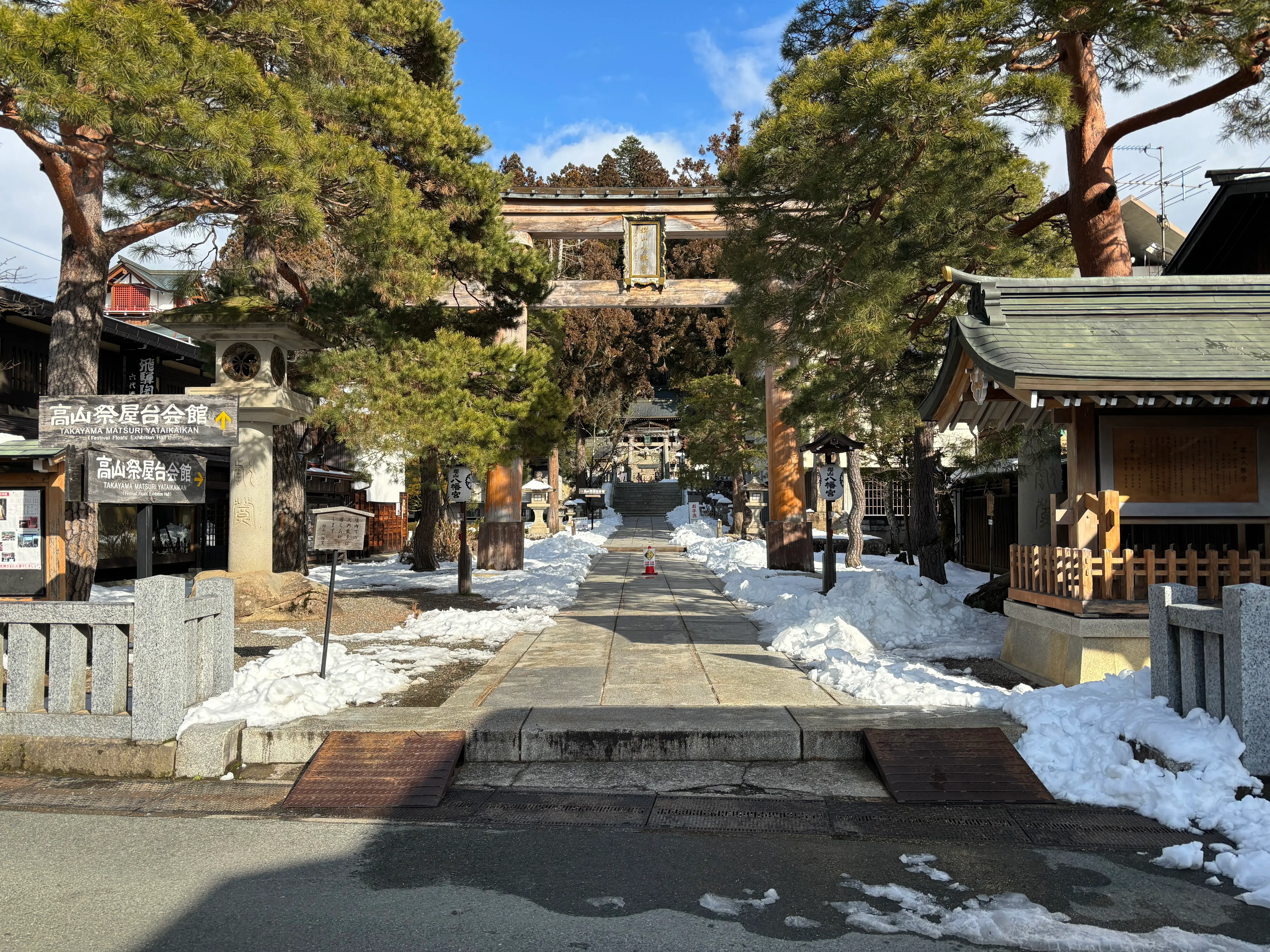 Pareja viajando en invierno por Japón